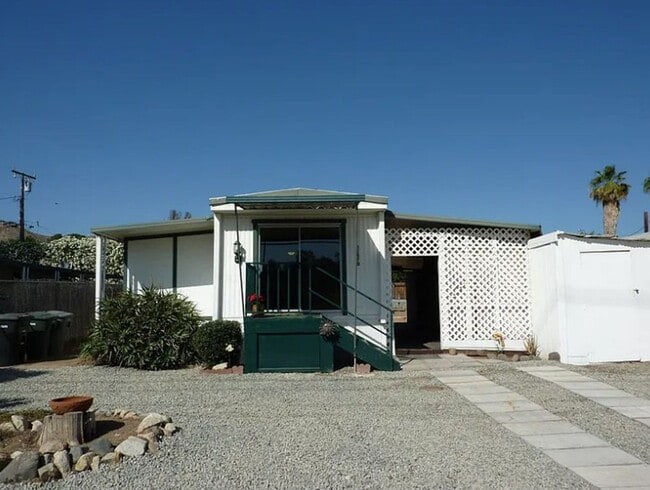 Building Photo - Spacious 2 Bed/1 Bath Manufactured Home In Lake Elsinore!
