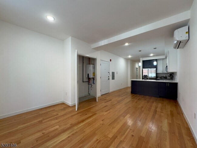 Building Photo - 52 James St Unit 1 Rental