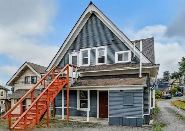 Photo - Large 6 Bedroom House Available in August!!