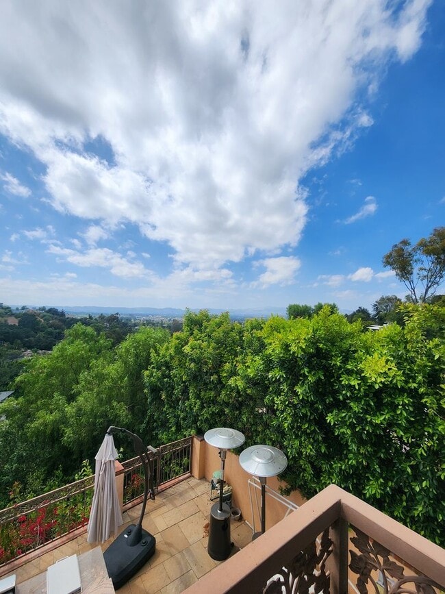 Building Photo - 17118 Oak View Dr