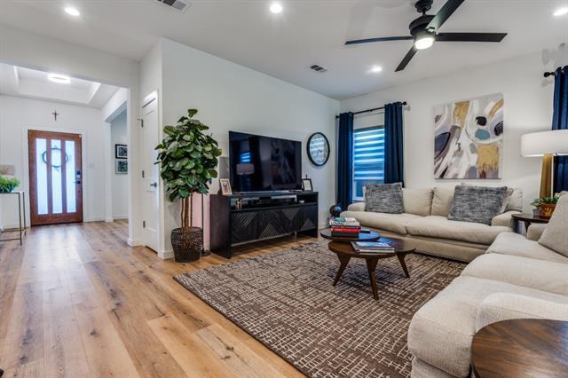 Photo - 1110 Claude St