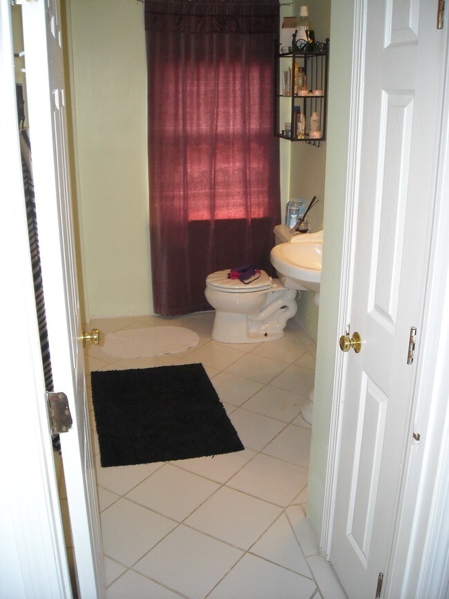 baño - 15 Center St Unidad 2