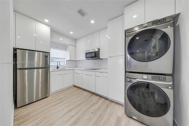 Building Photo - 2464 SW 22nd St Unit 4