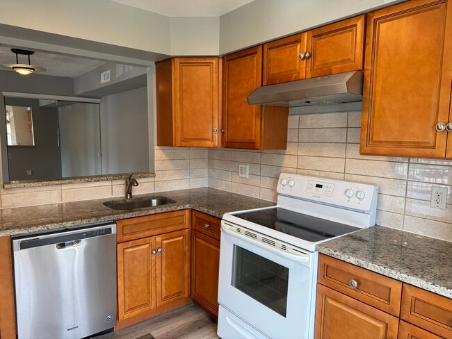 Building Photo - 1008 Barry Ct Unit 1008 Barry Court