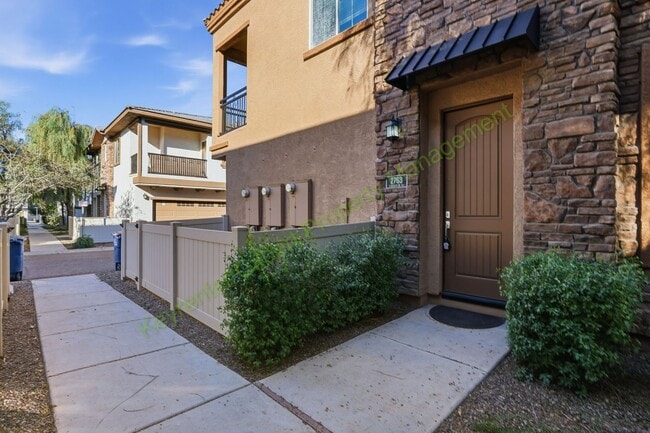 Photo - Modern Gilbert Lakeview Townhome in The Lakes at Annecy