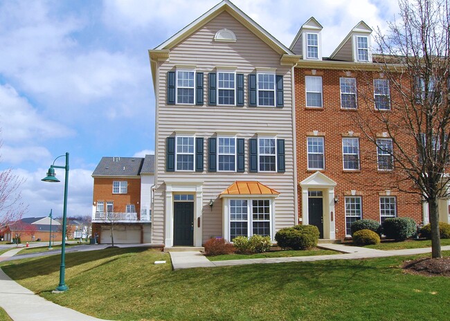 Building Photo - 208 Village Pl