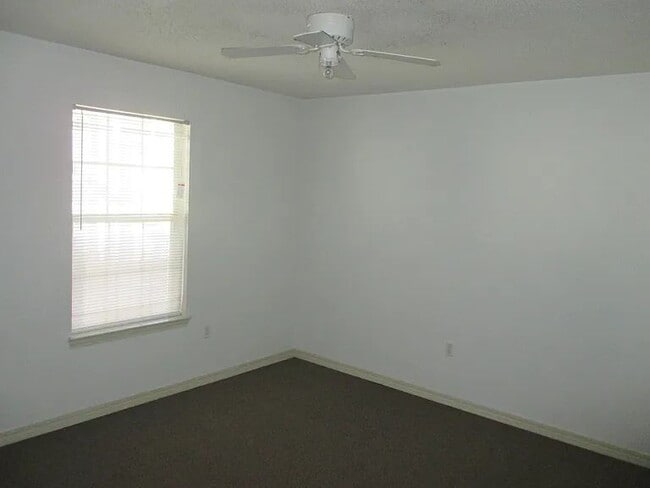 Building Photo - Two Bedroom 2 Bath Apartment for Rent