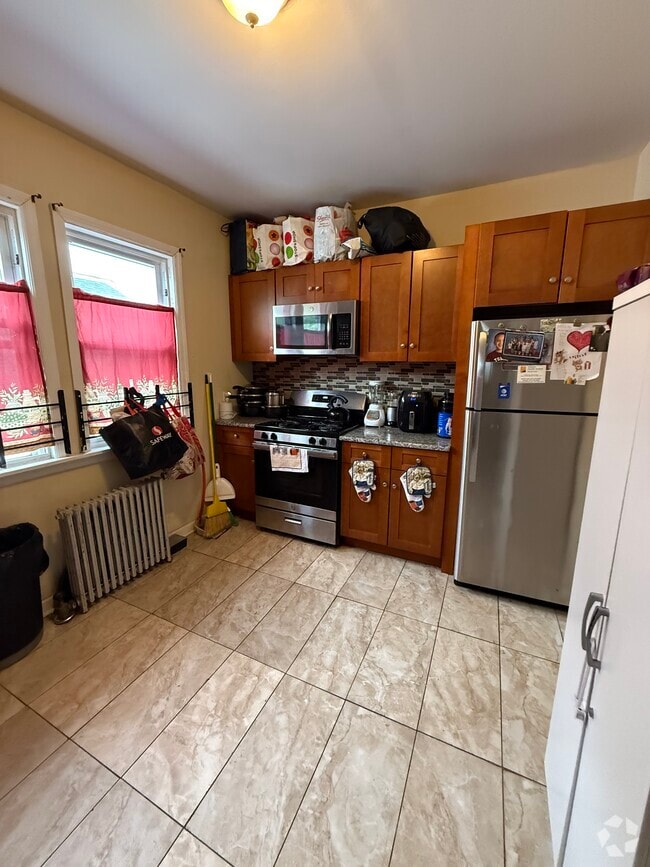 Building Photo - 117 Grove St Rental