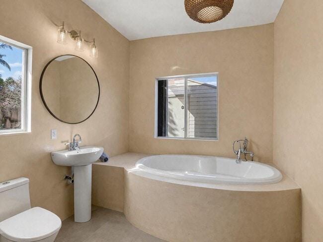 Photo - 467 NE 31st St