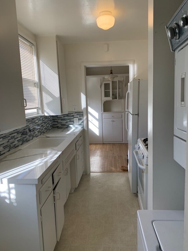 Kitchen - 4017 Lyceum Ave Unidad 4017