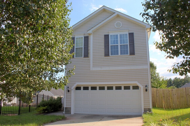Building Photo - 3-bedroom House with Fenced-in Backyard Available on Sep 14th