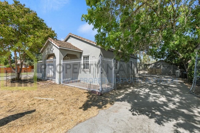 Building Photo - Looking for a charming 2-bedroom, 1-bath s... Rental