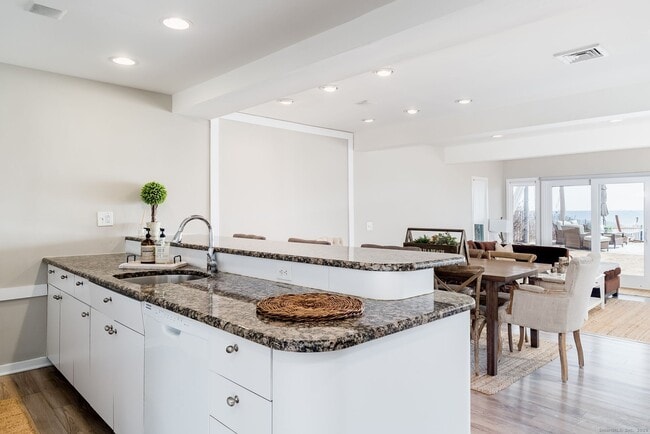 Photo - 1987 Fairfield Beach Rd