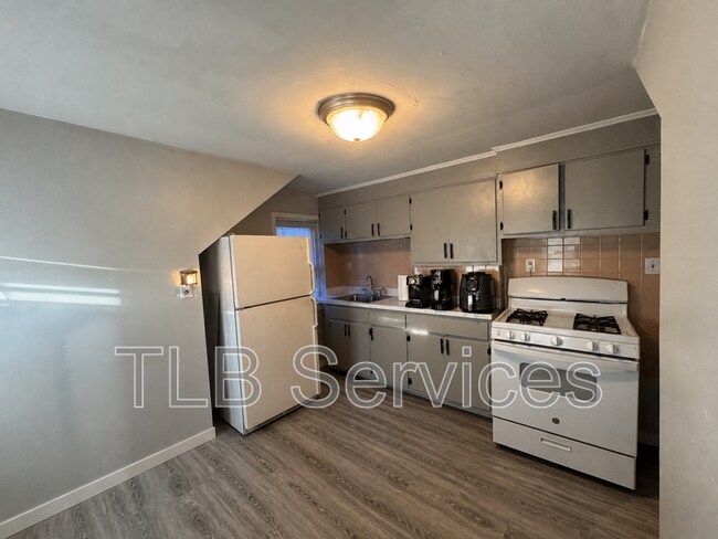 Building Photo - 510 S State St Unit 3 Upstairs