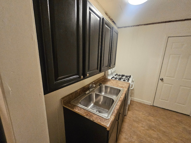 Photo - 321 W Elm St Unit Front Right Apartment 3