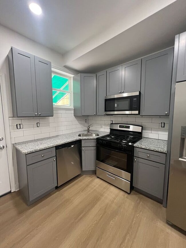 Building Photo - 3 bedrooms 2 bathrooms, 21218