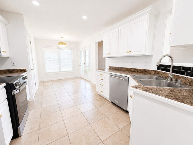 Photo - 1284 Trillium Ln