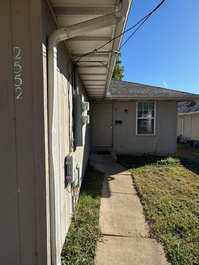 2 Bed 1 Bath 1 Car Garage! 900 sqft ho... House House Rental in