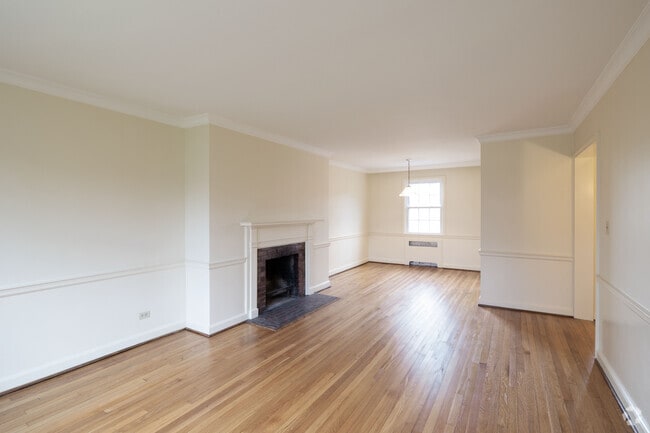 Planta P - 1 habitación, 1 baño - 885 pies cuadrados - Sala de estar - Dutch Village Apartments