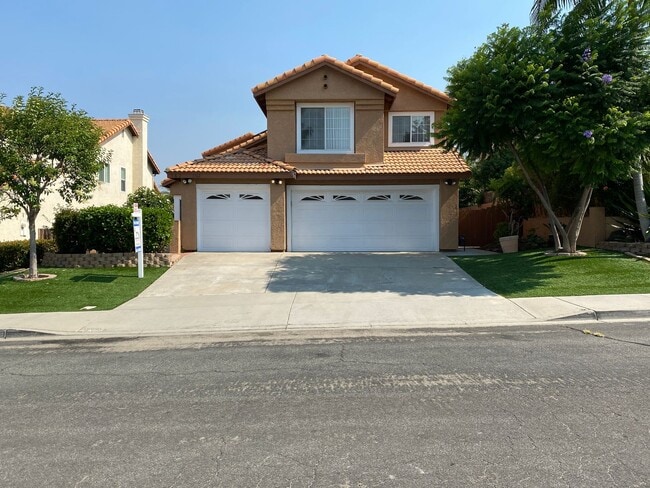Building Photo - Santa Fe Hills 4 Bedroom Home