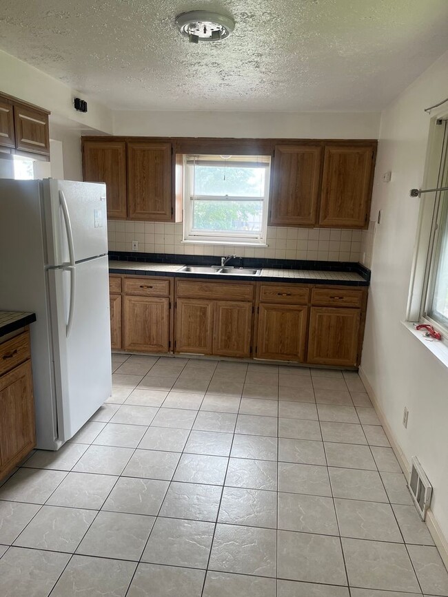 Building Photo - 3bd Maple Townhome Cash Pay/SECTION 8