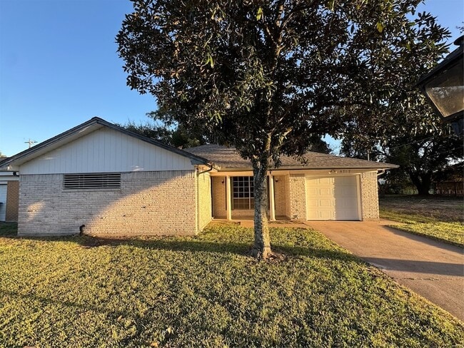 Photo - 5717 Woodrow St