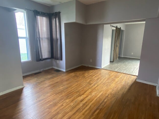 Living Room - 605 N Market St Unit 1