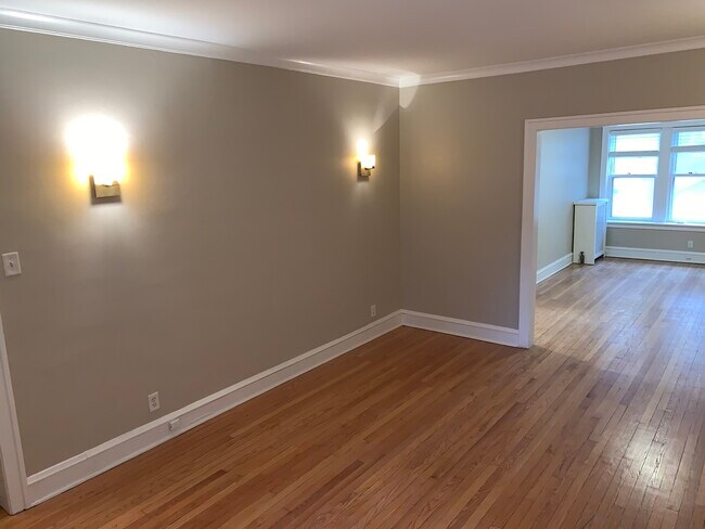 2046 W Farragut Ave