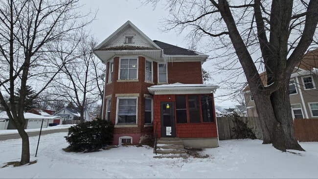 ?? Spacious 3BR/1BA First-Floor Home with Garage & Fenced Yard in Quiet Michigan City Neighborhood