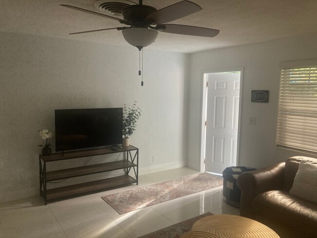 Photo - 1385 NE 32nd St Unit 2N