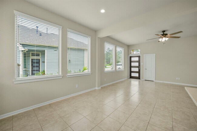 Photo - 323 N Spotted Fern Dr