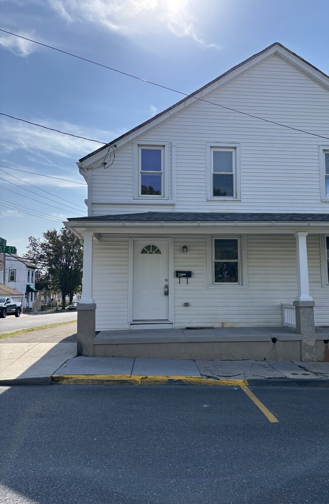 Photo - 702 Locust St Townhome