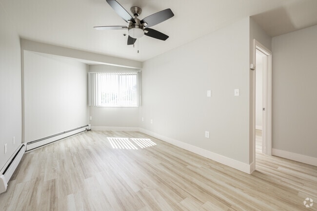 1BR, 1BA - 520SF - Living Room - Mountain Manor