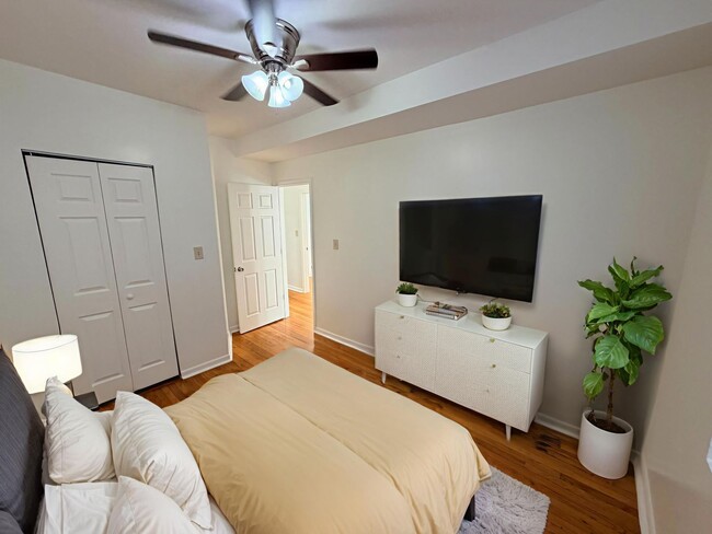 Photo - 1322 W 57th St Unidad 2