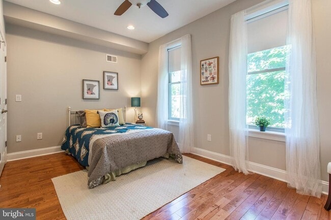 Habitación trasera con luz natural proveniente del patio trasero. - 1333 S Cleveland St Unidad Rear room 2nd floor