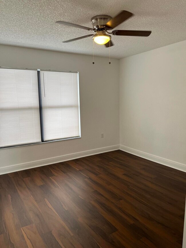 Photo - 1522 Lake Crystal Dr Unit E