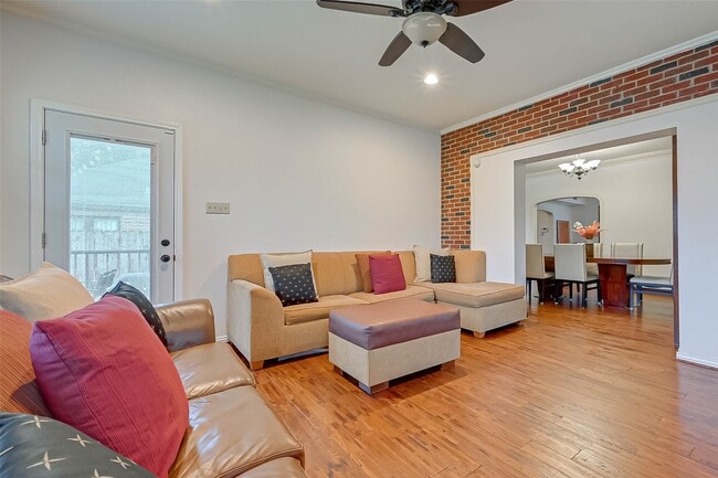 Photo - 2412 Oakdale St
