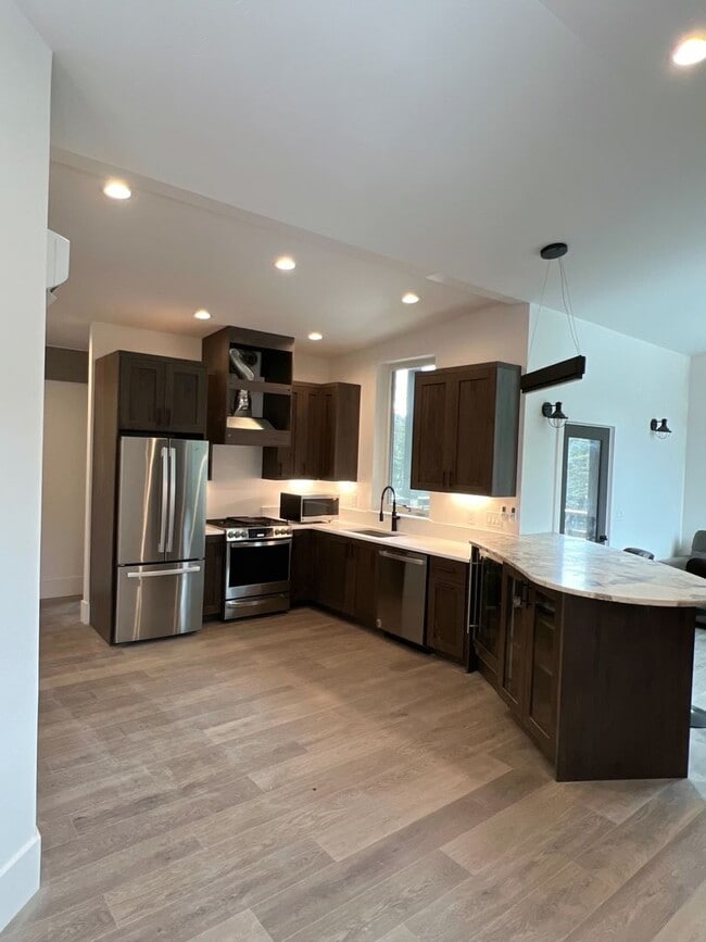 Building Photo - FULLY FURNISHED 2 BED, 1.5 BATH W/ GARAGE Rental