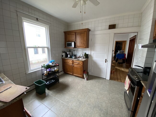 Building Photo - 18 Birch St Unit Room #3