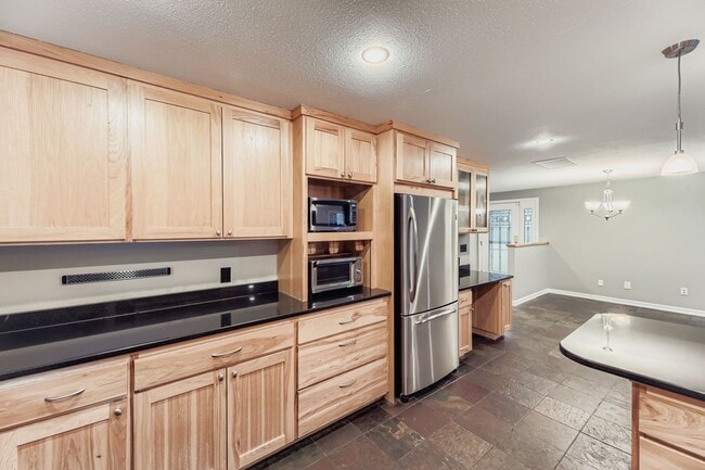 Photo - Amazing 4bed/2bath Home with Attached Garage in Kirkland!