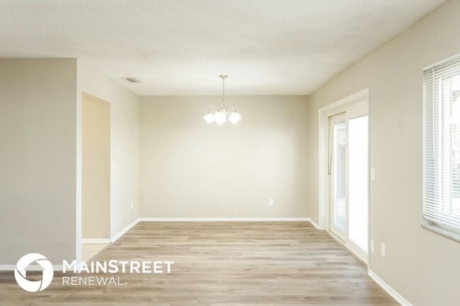 Photo - 913 Redwood Ct