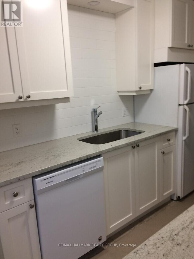 Photo - 568 Gladstone Ave