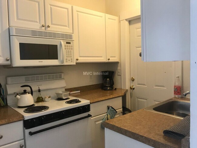Nicely located 1 bed unit located right ne... - Nicely located 1 bed unit located right ne... House