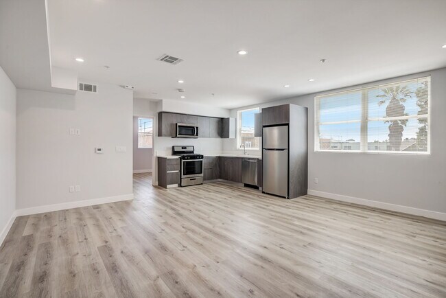 Photo - 5068 Romaine St