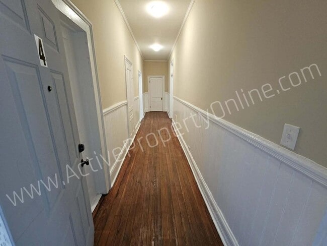 Photo - 195 College St