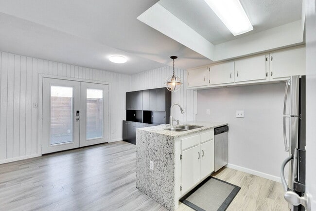 Photo - 2705 Northeast Dr Unidad A 1