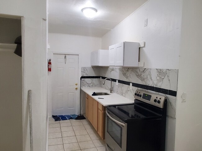 Building Photo - 225 SW 14th Ave Rental