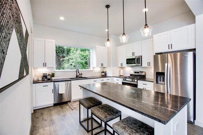 Building Photo - 3402 Daphne St