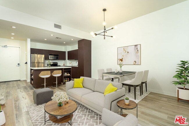 Photo - 630 W 6th St Unidad 207