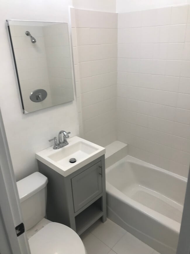Baño con ducha - 1011 1/2 N Coronado St Unidad 1011 .5